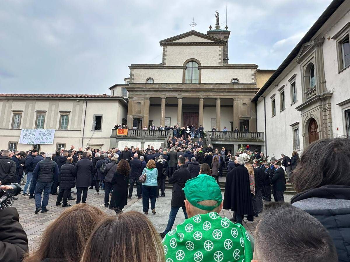 Bossi, a Pontida l'ultimo saluto al Senatur tra 'Padania libera' e contestazioni - 