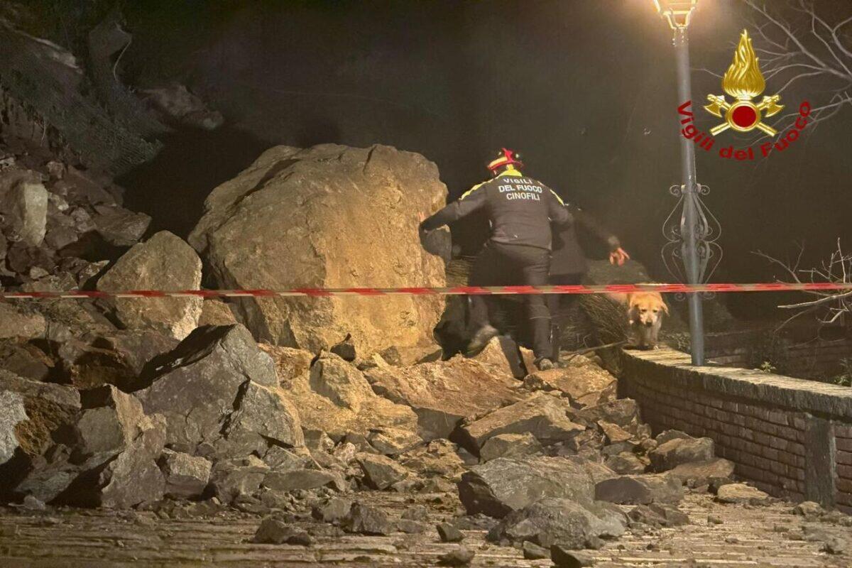 Vigili del Fuoco in azione a Savoca per fronteggiare grave frana in provincia di Messina - 