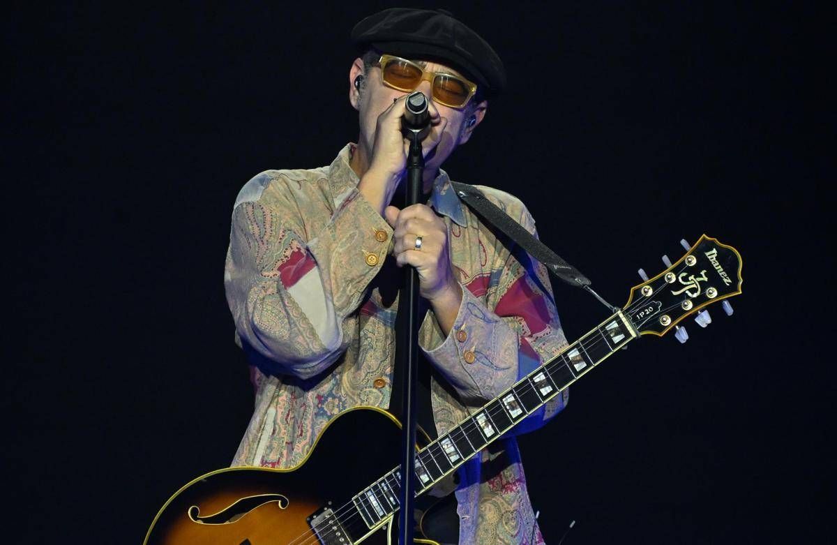 Luca Carboni: "Si può nascere due volte". Il suo concerto una messa laica che emoziona - 