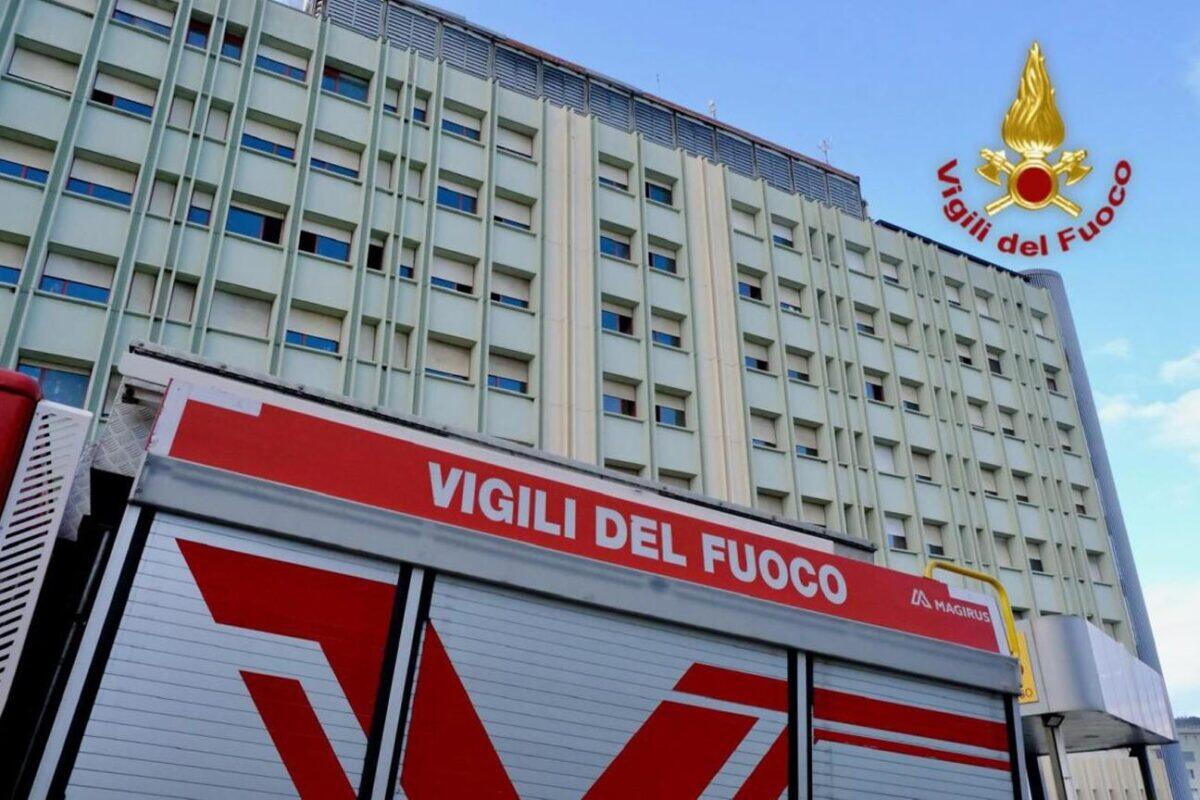Incendio sul terrazzo dell'ospedale Cannizzaro di Catania, pronti i Vigili del Fuoco alla messa in sicurezza - 