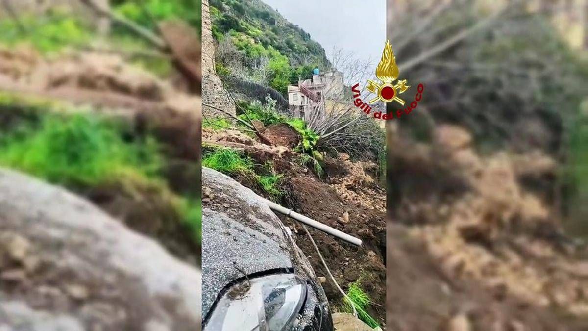 Frana in Calabria, crolla muro a Stilo: auto travolte dai detriti - 