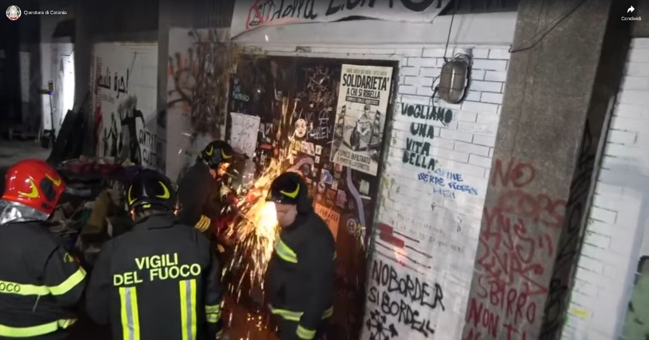 Sgombero a Catania: Polizia libera immobile comunale occupato - Credit foto/video Questura di Catania