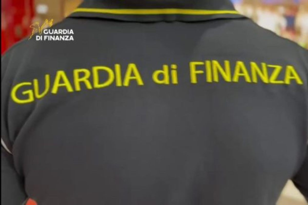 Guardia di Finanza a Messina sequestra oltre 22.200 articoli non sicuri legati anche alla Pasqua - 