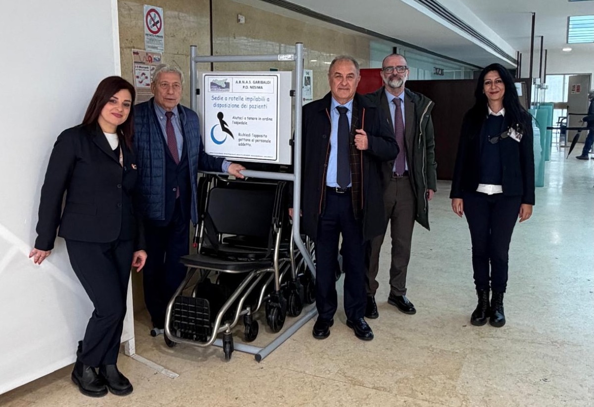 Ospedale Garibaldi Nesima: sedie a rotelle impilabili accessibili fin dall’ingresso - Credit Foto ARNAS Garibaldi Catania