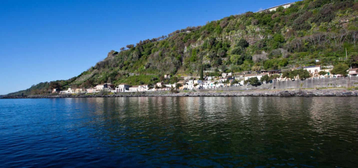 Sopralluogo tecnico sulla Timpa a Santa Maria La Scala dopo il distacco di un masso - 