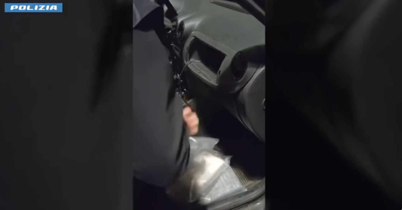 Catania: arrestati due pusher con 5,3 kg di cocaina nascosti nel cruscotto e 27.330 euro sequestrati - 
