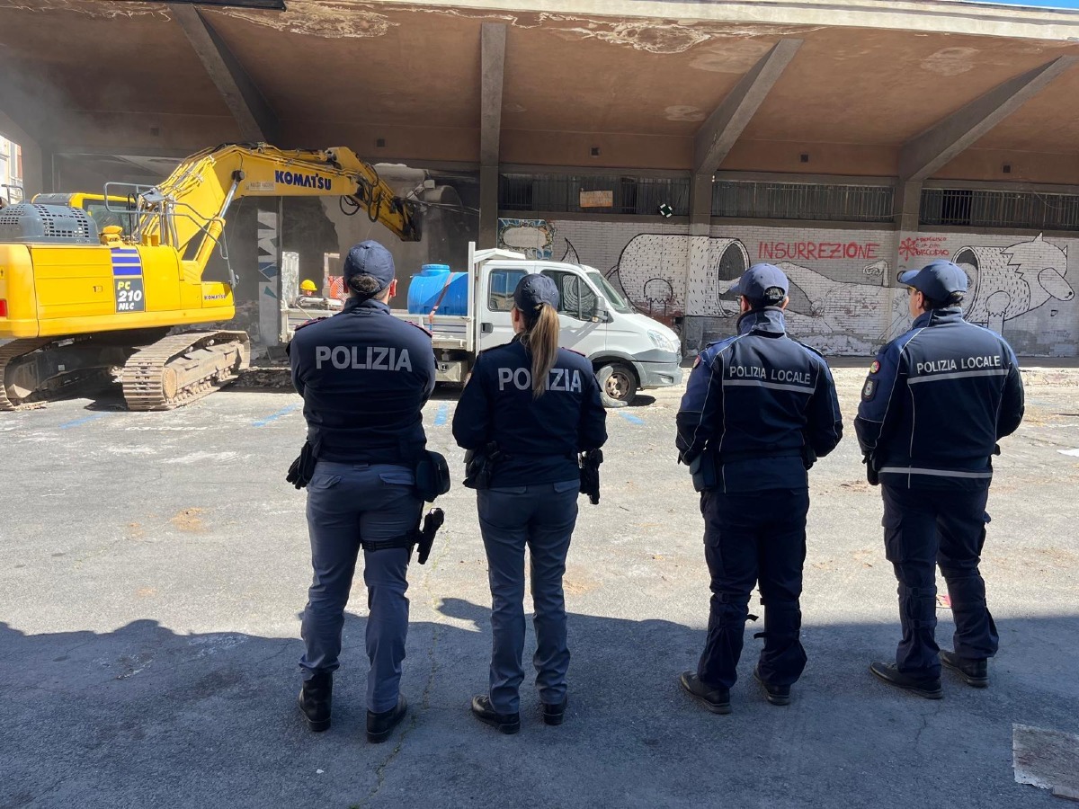 Catania, avviata la demolizione dell'ex palestra Lupo: ruspa in azione dopo lo sgombero - Credit Foto/ Video Comune di Catania