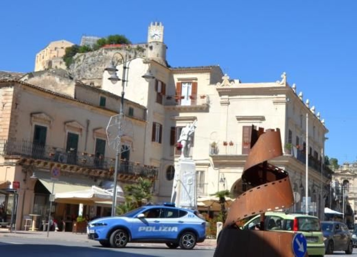 Modica: denunciato un 14enne per un furto con strappo ai danni di una 42enne - Credit Foto Questura di Ragusa
