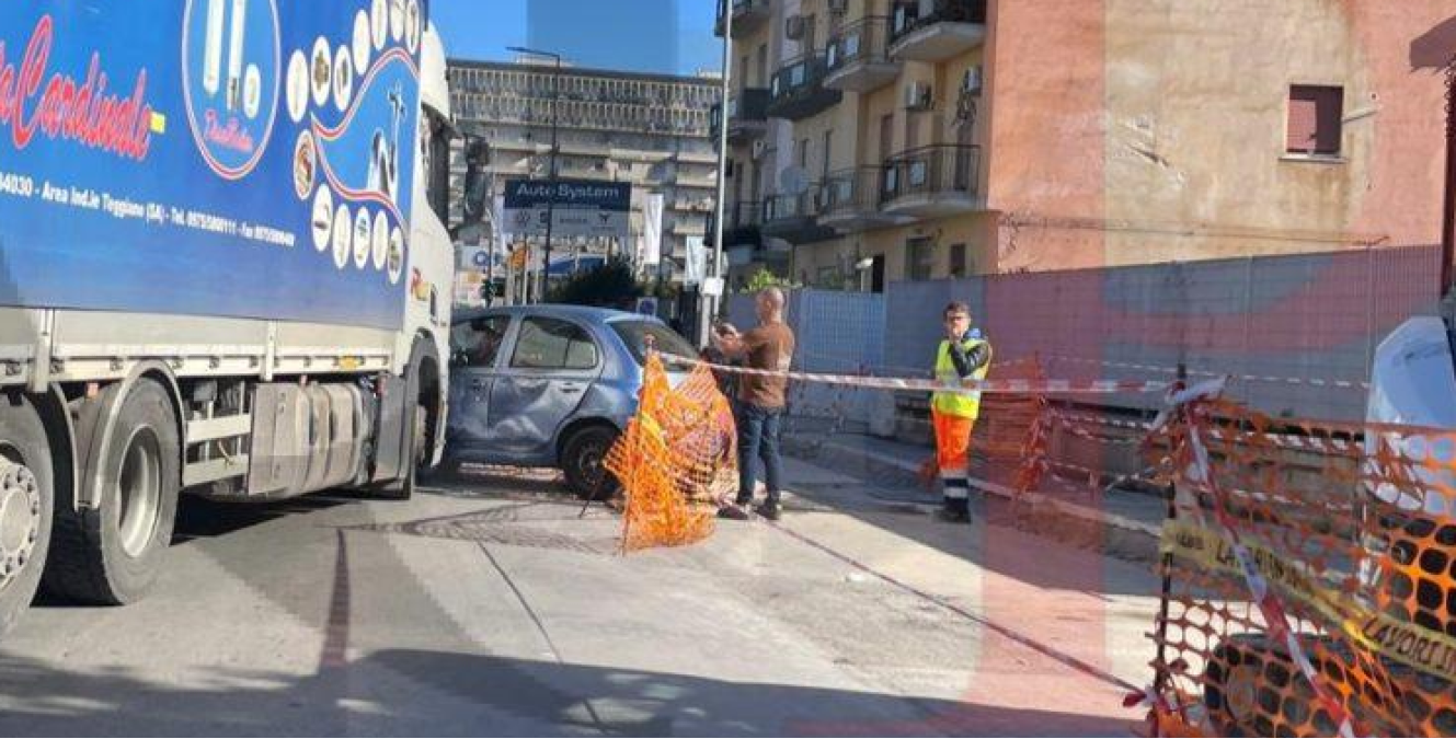 Due incidenti a Palermo: camion-auto in viale Regione, tre feriti in via Sampolo - 