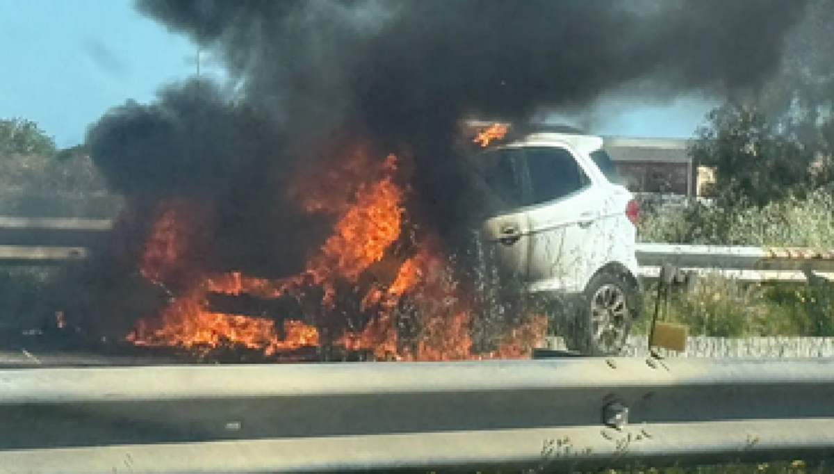 Auto in fiamme sull'A19 Palermo–Catania a Buonfornello: vigili del fuoco spengono il rogo, passeggeri salvi - 