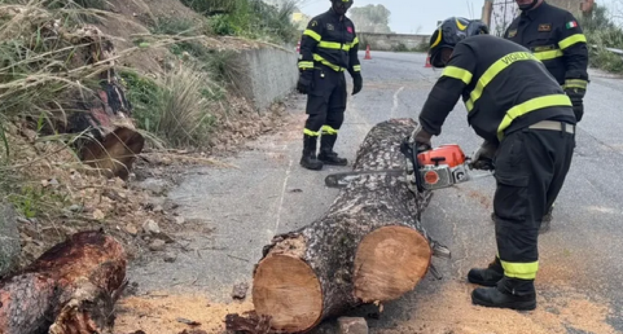 Maltempo a Messina: oltre 40 interventi dei Vigili del Fuoco per il forte scirocco - 