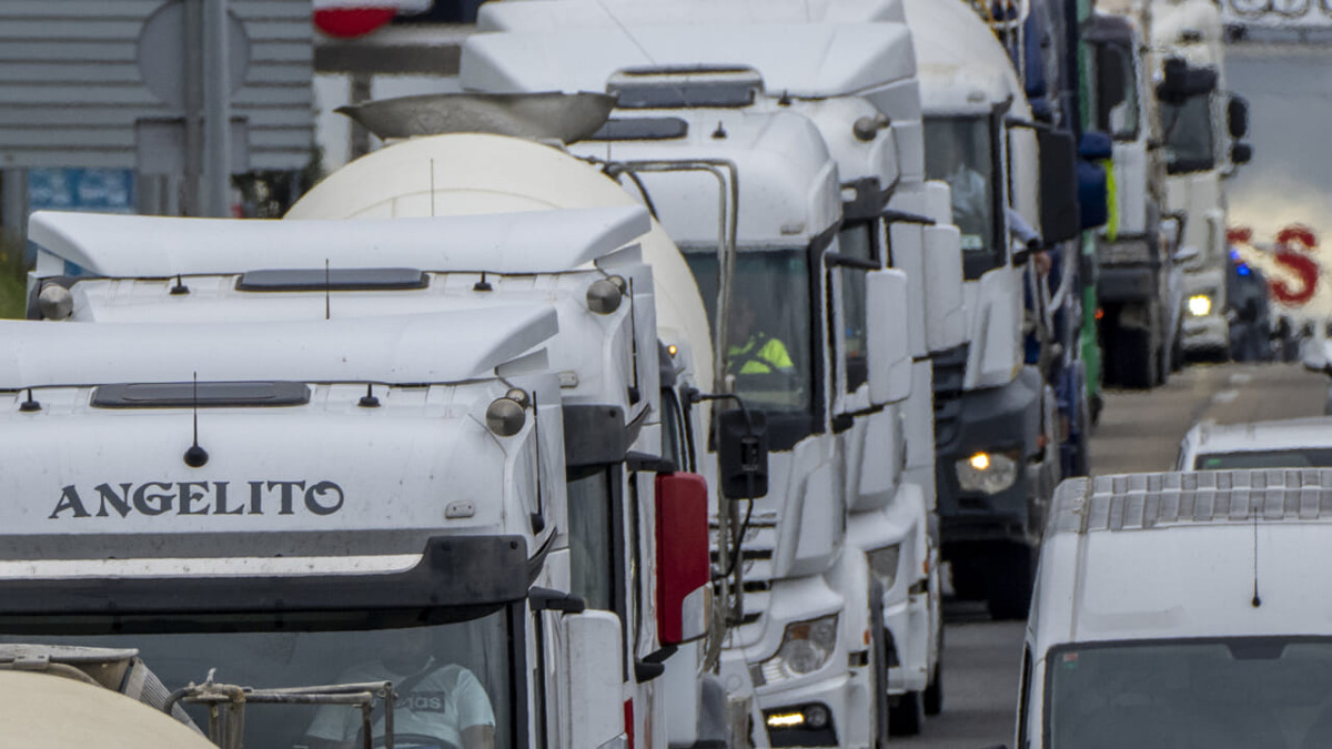 Tir fermi nei porti siciliani, rischio scaffali vuoti: Schifani convoca gli autotrasportatori e annuncia 25 mln - 