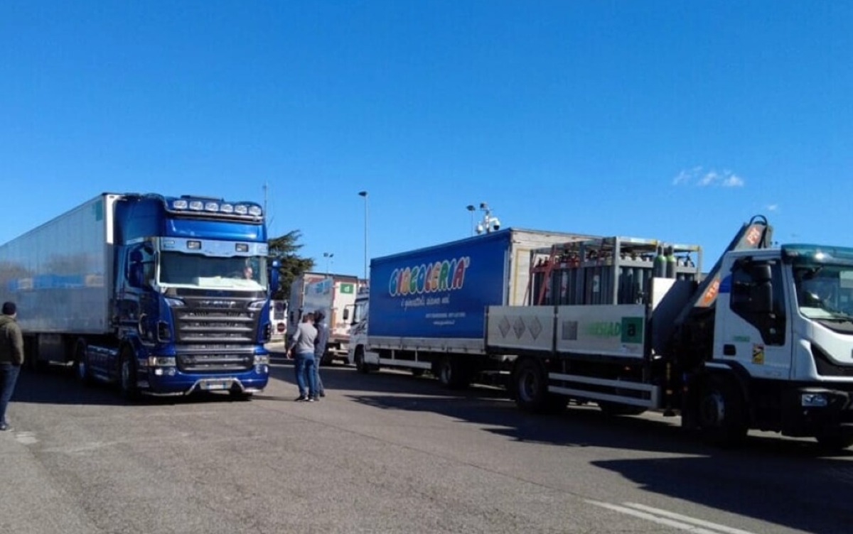 Sicilia, primo giorno di fermo degli autotrasportatori: porti fermi e rischio scaffali vuoti - Credit Foto Inarrestabili