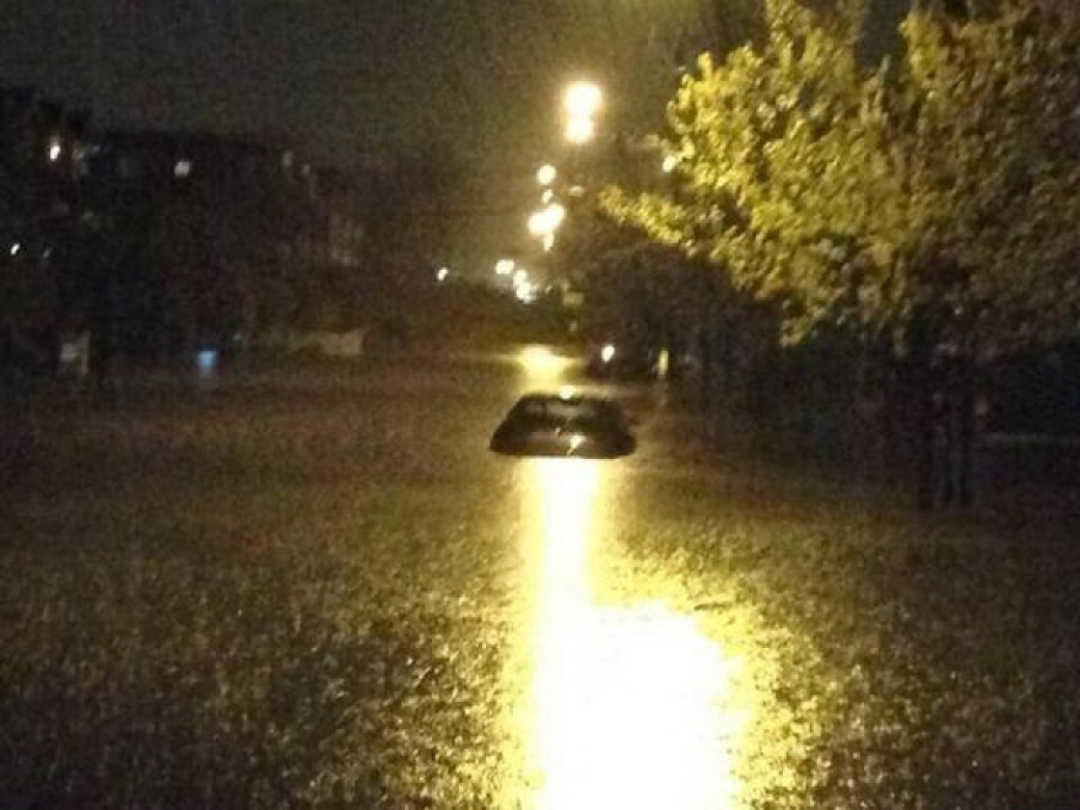 Notte di pioggia torrenziale a Palermo: automobilista sul tettuccio, allagamenti e incidenti - 