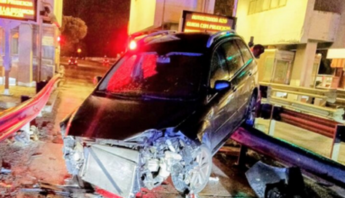 Incidente all'alba sull'A20: auto si schianta al casello di Villafranca, nessun ferito grave - 