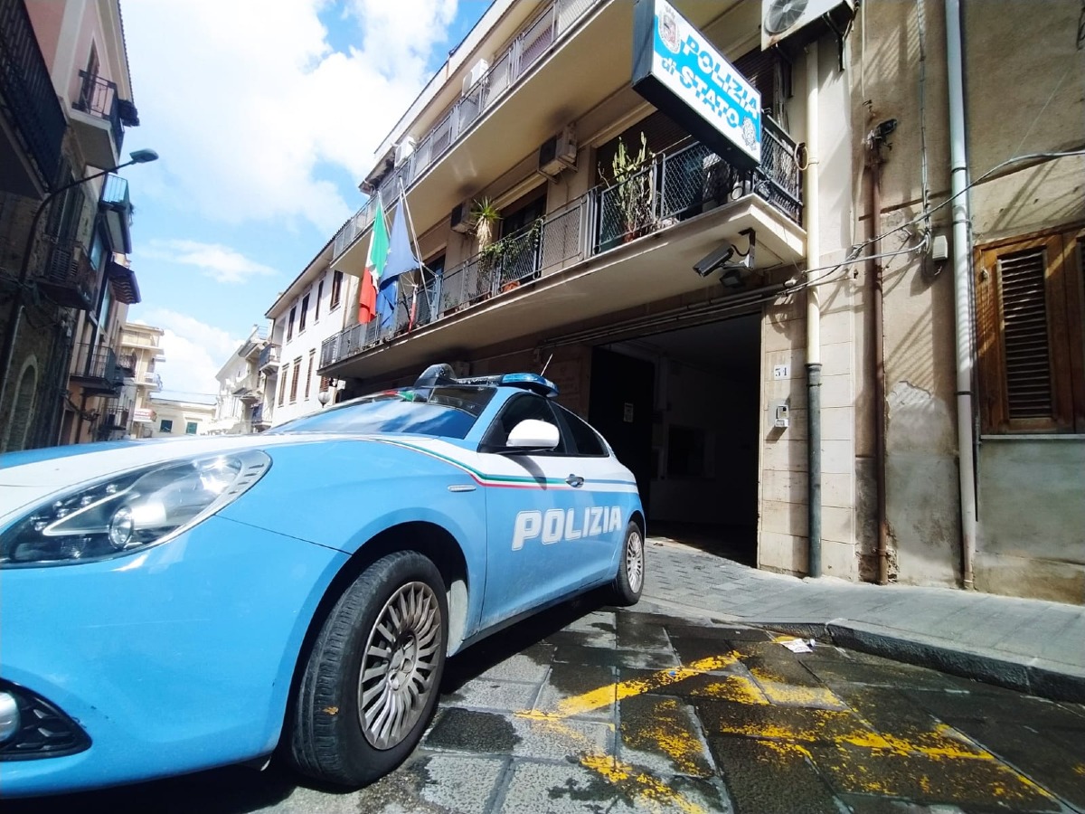 Sant'Agata di Militello: Daspo urbano di 2 anni per giovane dopo minacce, resistenza e incendio - Credit Foto Questura di Messina