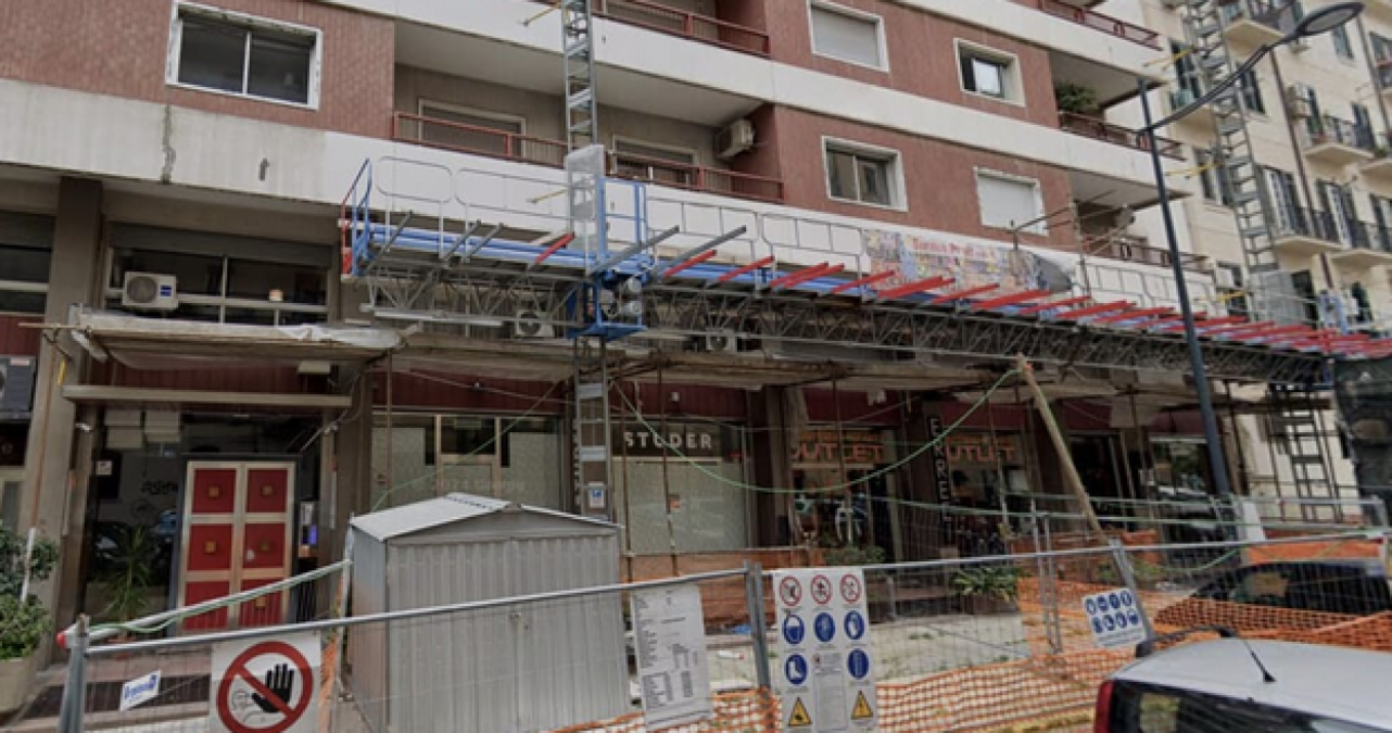 Palermo, via Ariosto: due fratelli arrestati mentre svaligiano case salendo su un ponteggio - 