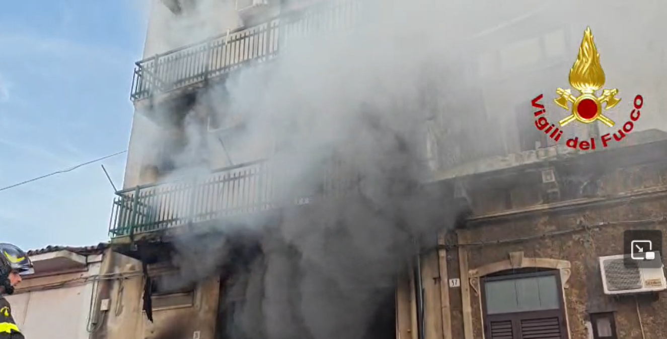 Incendio in palazzina a Picanello: evacuati i residenti, domate le fiamme - 
