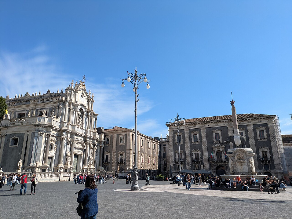 Finta raccolta fondi a Catania: due uomini fermati in piazza Duomo - 