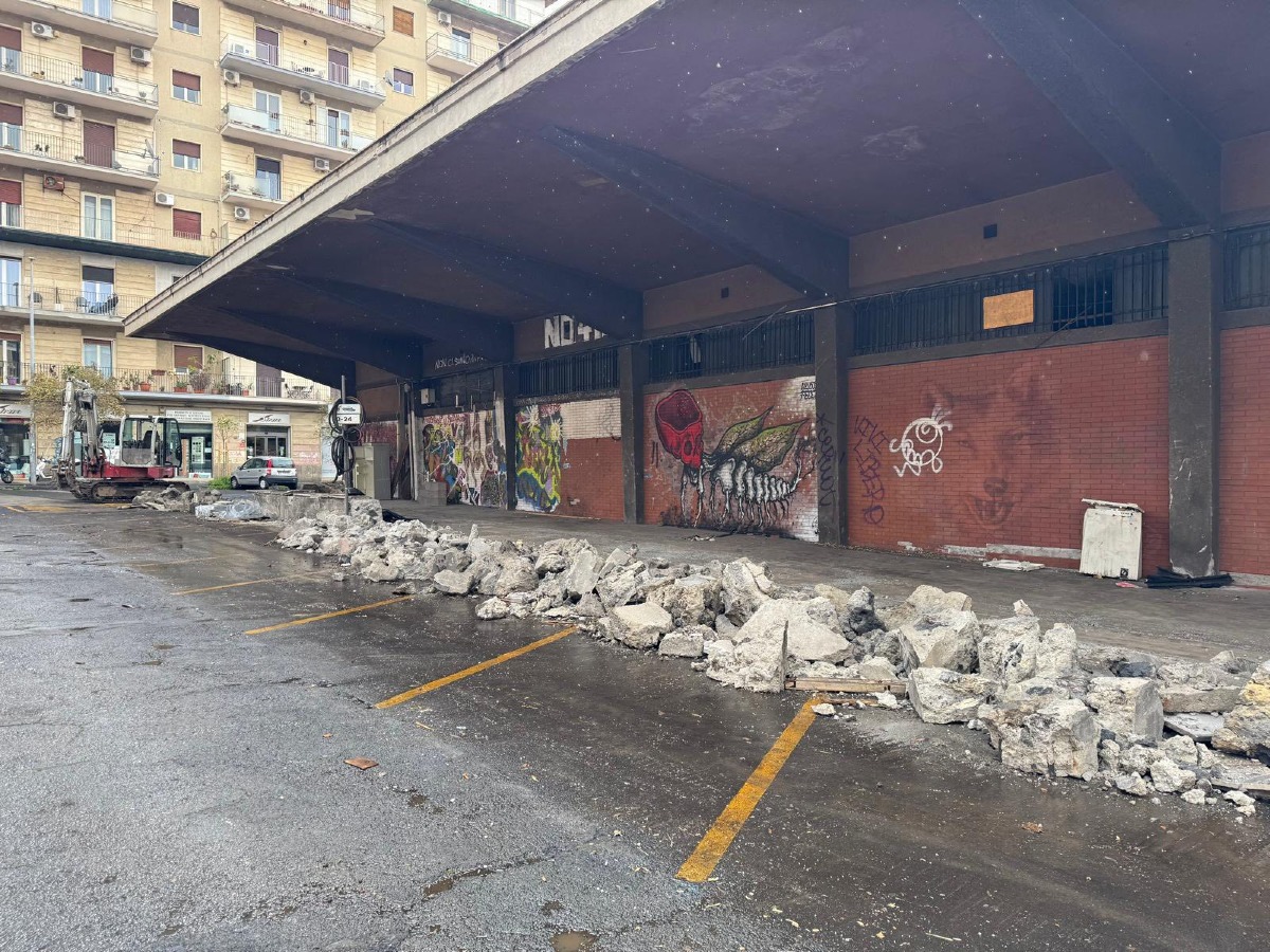 Piazza Lupo: scoperta tromba di scala, probabile rifugio antiaereo; progetto parcheggio rivisto - 