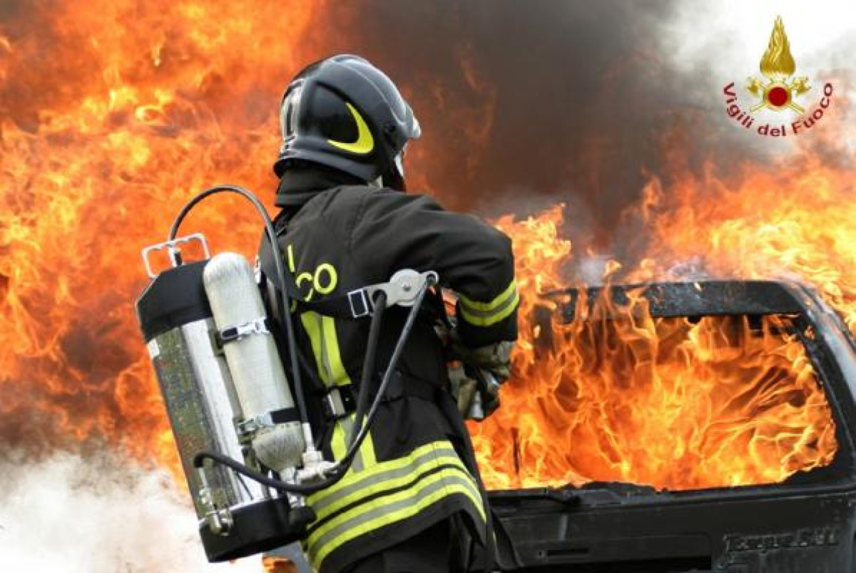 Catania, auto incendiata dolosamente in via Nicola Coviello: indagini sui filmati di videosorveglianza - 