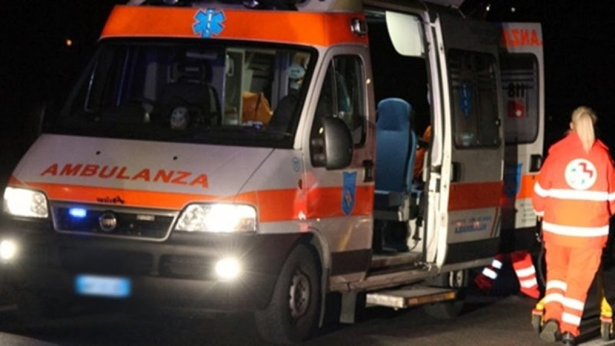 Incidente sull'A29: furgone contro il guardrail e tamponamento a catena, due feriti lievi - 
