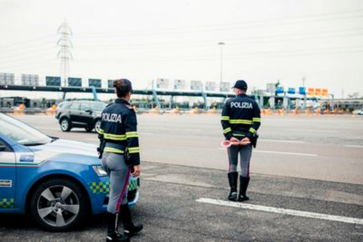 Polizia Stradale lancia campagna nazionale sui pneumatici: controlli intensificati in vista delle vacanze