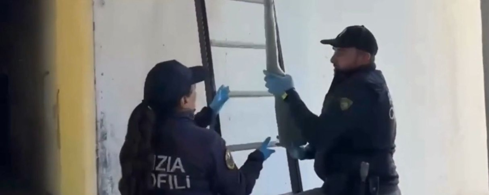 Catania, scoperto nel quartiere Librino un nascondiglio di armi in un muro condominiale - Credit Foto Polizia