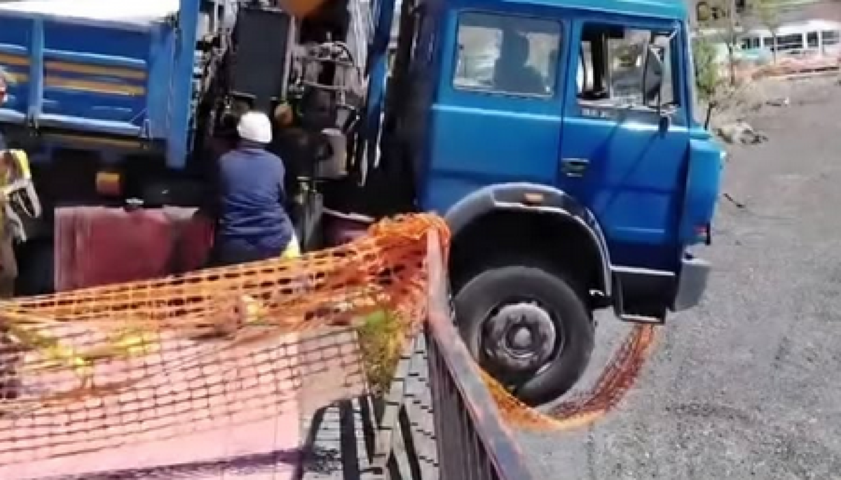 Camion sfonda la ringhiera e resta in bilico sulla spiaggia di Stazzo, nessun ferito - 