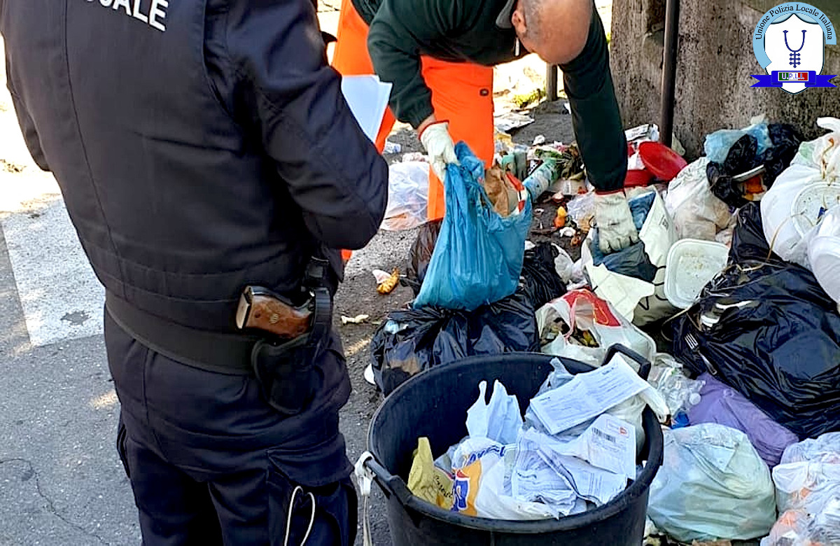 Catania, blitz della Municipale: 143 multe da 300€ per abbandono rifiuti nella zona nord - 