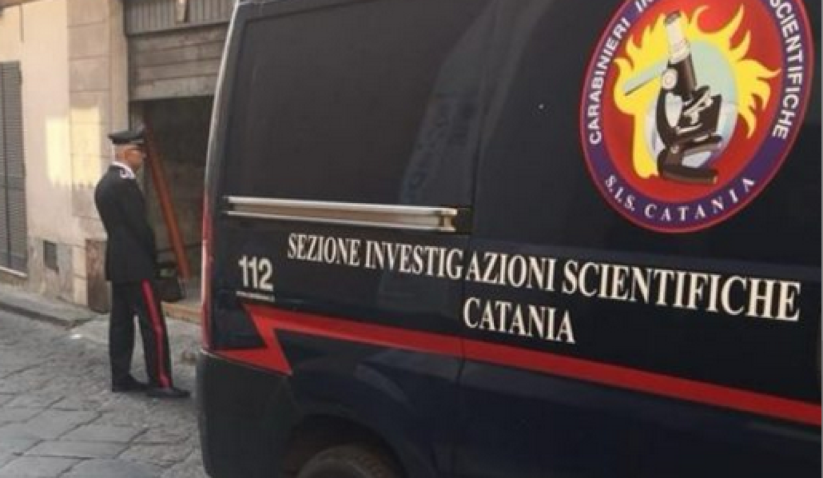 Cadavere avvolto in lenzuola nelle campagne di Castiglione di Sicilia: vittima 66enne accoltellata - 
