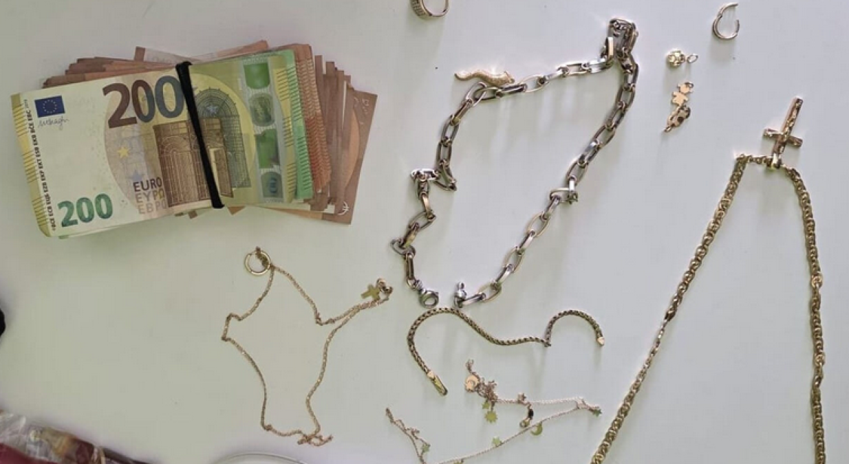 Furto a Caltagirone: due minorenni aprono due casseforti, recuperati contanti e gioielli - 