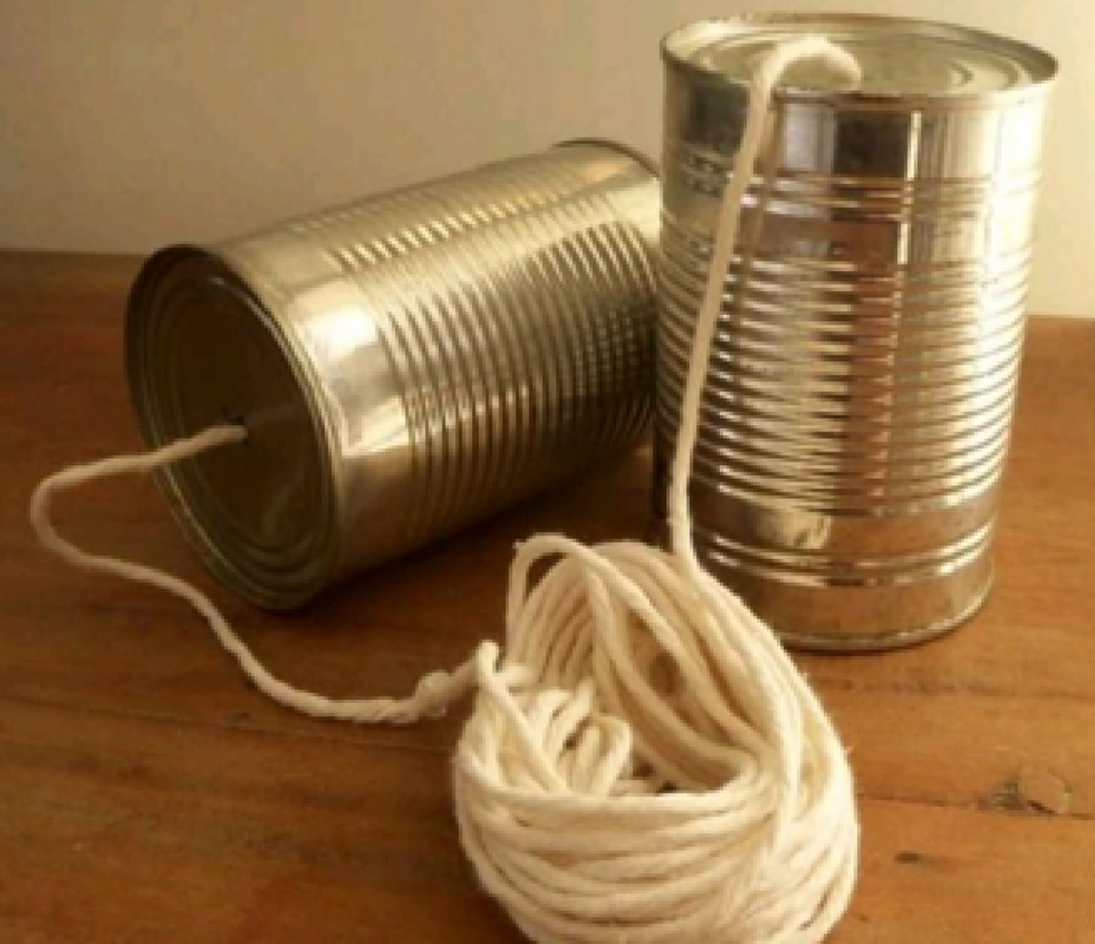 Il telefono con i barattoli: giochi semplici di un tempo - 