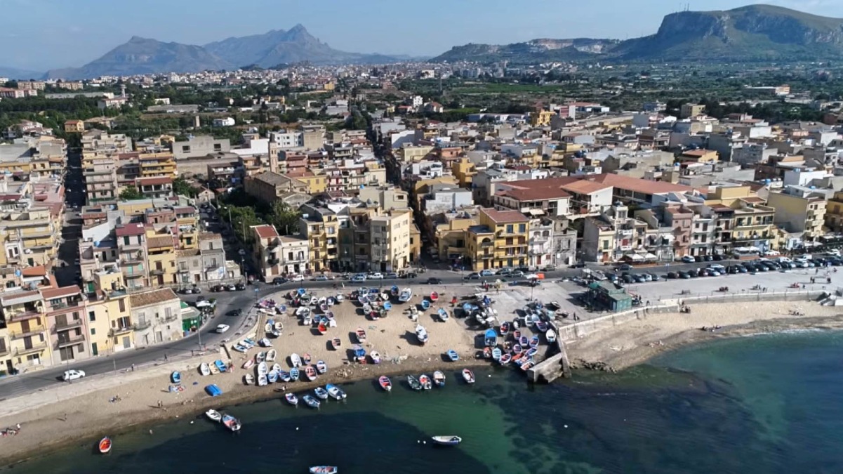 Bagheria avvia la pulizia delle spiagge di Aspra: gara AMB questa settimana, interventi straordinari a maggio - Credit Foto Comune di Bagheria