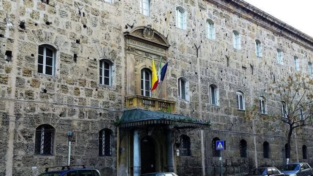 Calcinacci cadono al liceo Maria Adelaide: tre studentesse e un'insegnante lievemente ferite - 