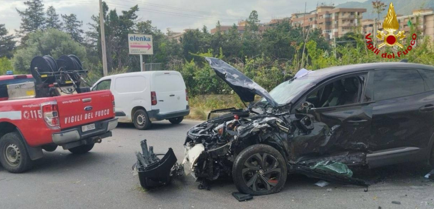 Palermo, scontro in via Rosario Nicoletti: furgone e due auto, tre feriti e traffico in tilt a Tommaso Natale - 