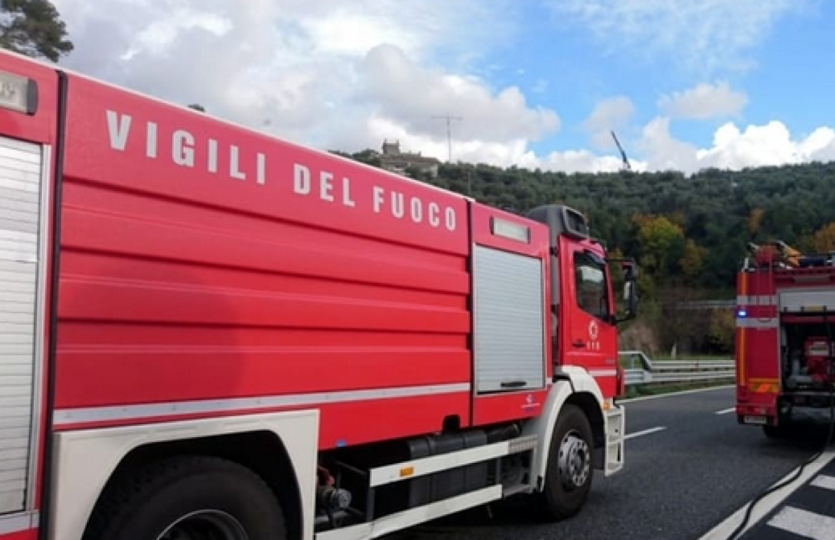 Camion in fiamme sull'autostrada Messina-Catania: incendio spento a Roccalumera - 