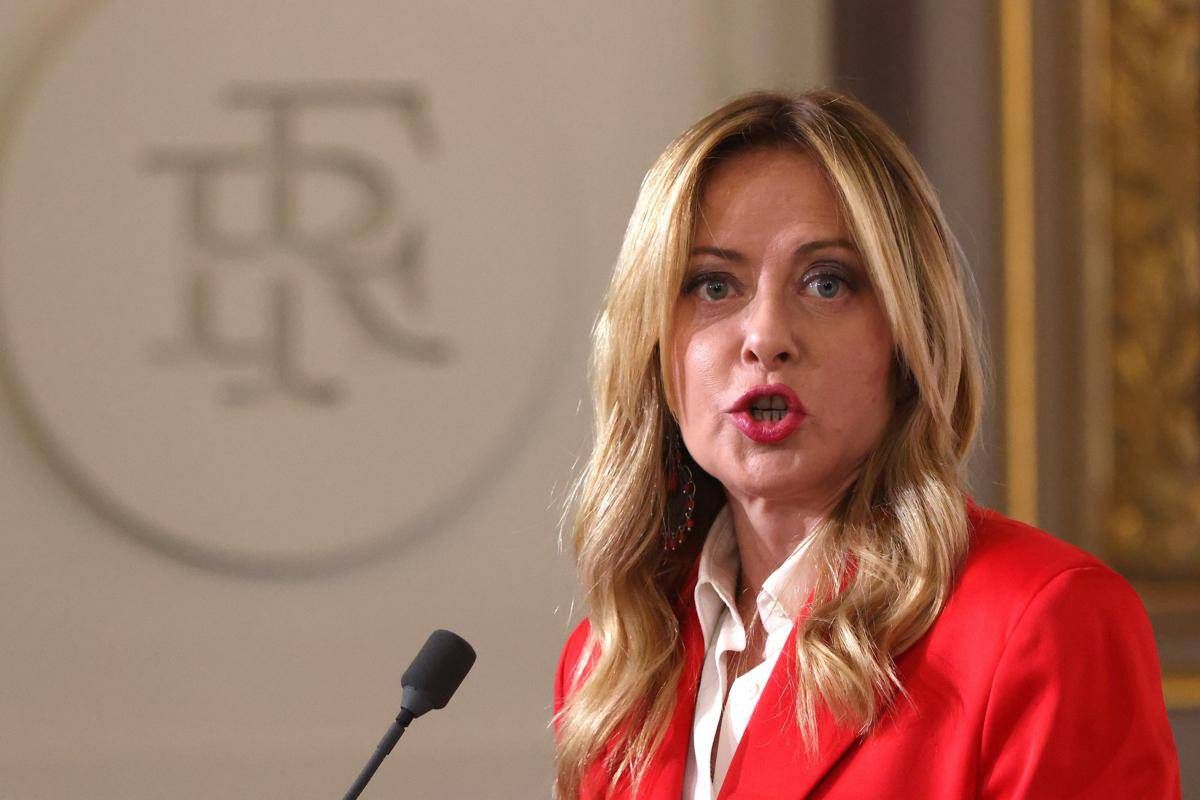 Iran, Macron e Starmer annunciano missione per "Riapertura duratura Hormuz". Meloni: "Italia pronta a schierare le navi con autorizzazione del Parlamento" - 