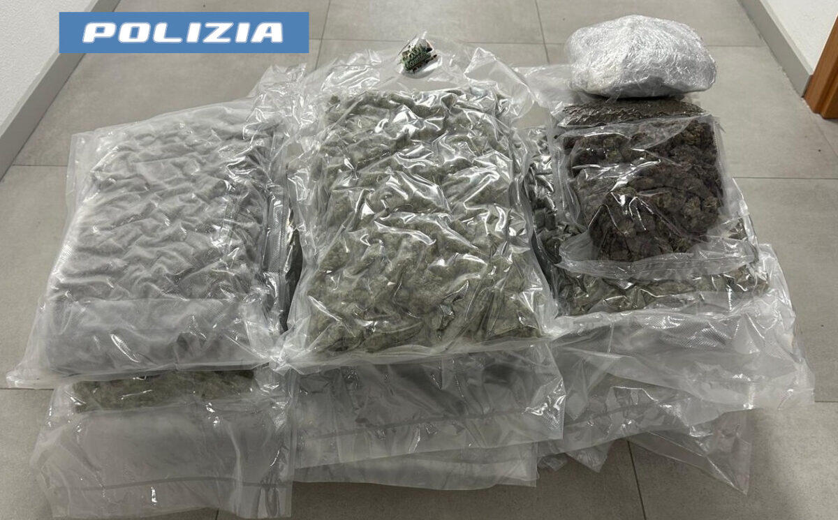 Polizia di Catania arresta un corriere della droga con 15 chili di marijuana nel veicolo - 