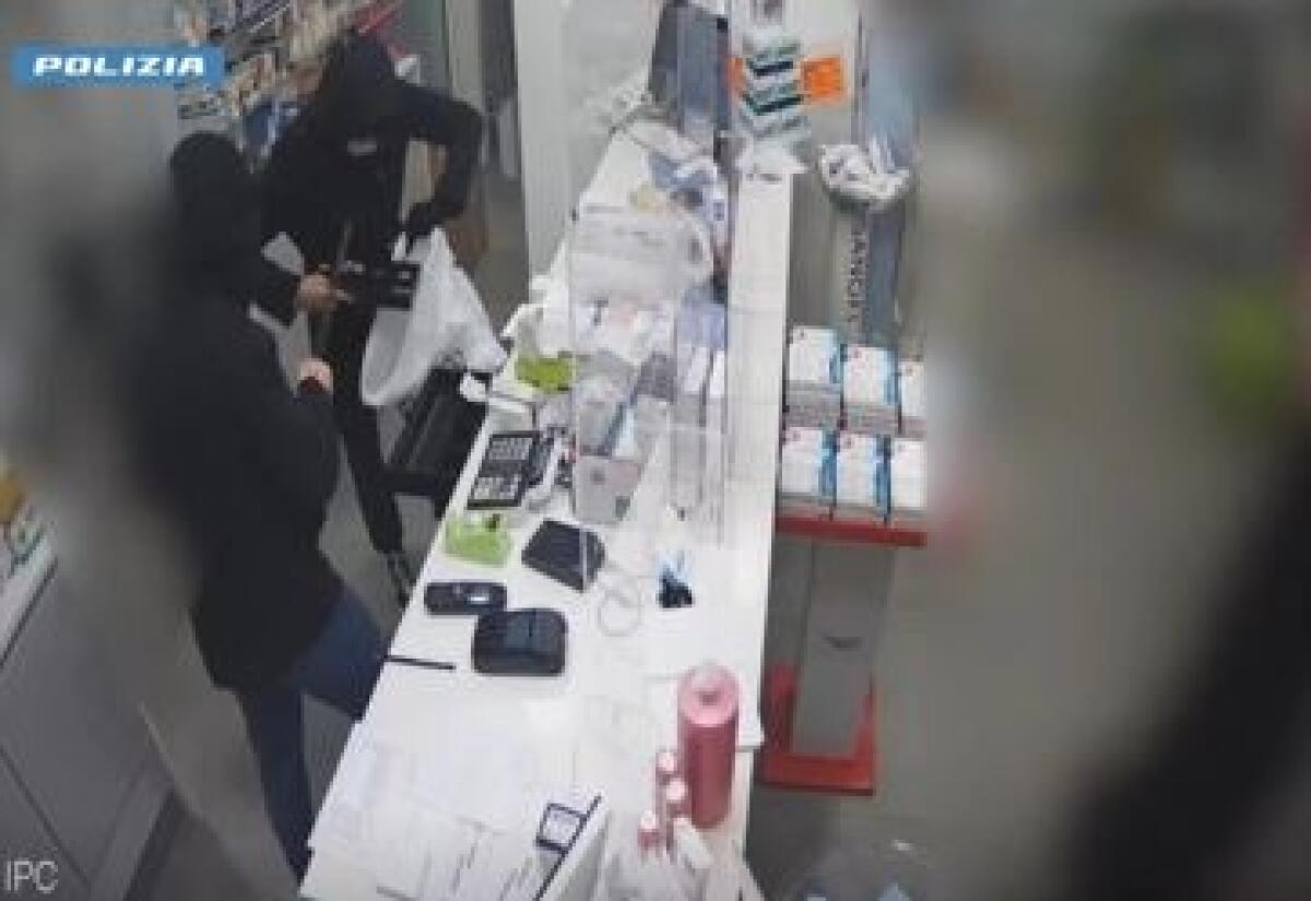 Polizia di Palermo Arresta un Componente di una Batteria di Rapinatori Attivi nel Quartiere di S. Lorenzo - 