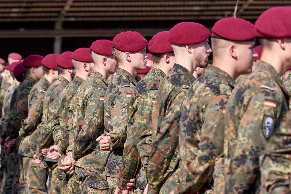 Germania, viaggi all'estero per oltre 3 mesi: uomini dovranno chiedere permesso all'esercito - 