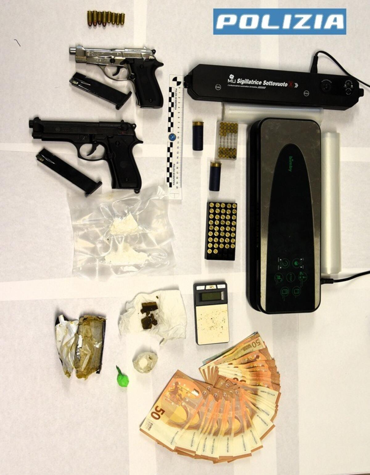 Polizia di Ragusa arresta ventenne per spaccio di droga e possesso di armi clandestine - 