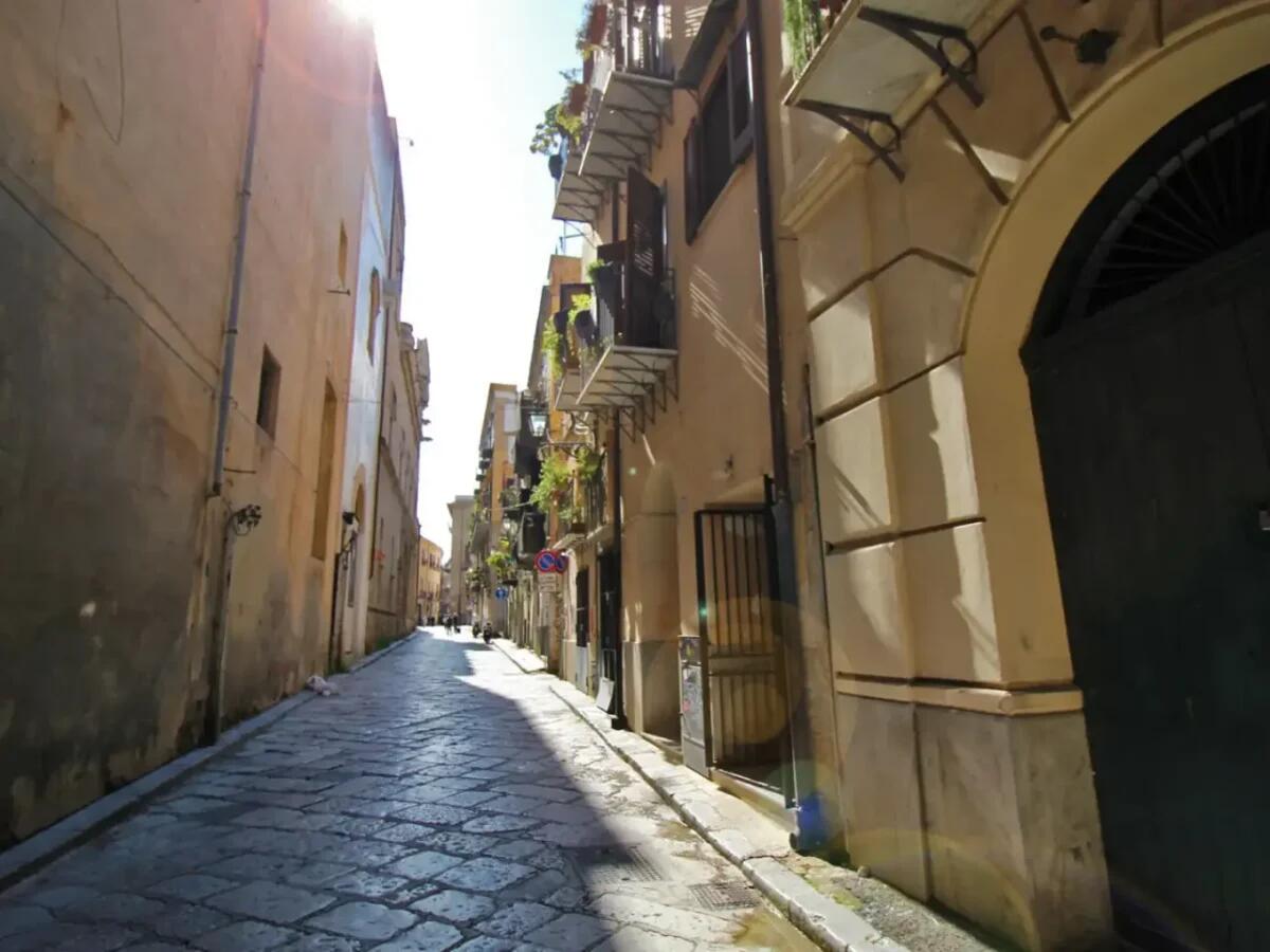 Lavori di Manutenzione Straordinaria in Via Alloro: Il Comune di Palermo Riqualifica il Centro Storico - 