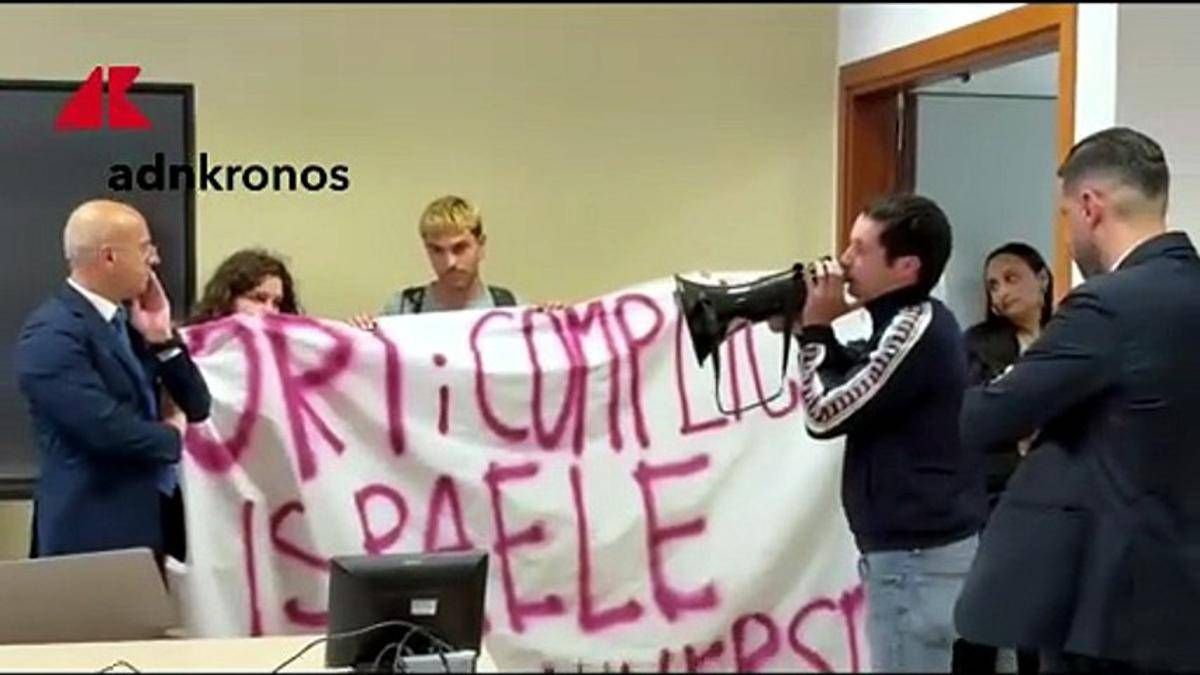 Gasparri contestato all'Università di Firenze: "Nessun problema, ma basta intolleranza" - 