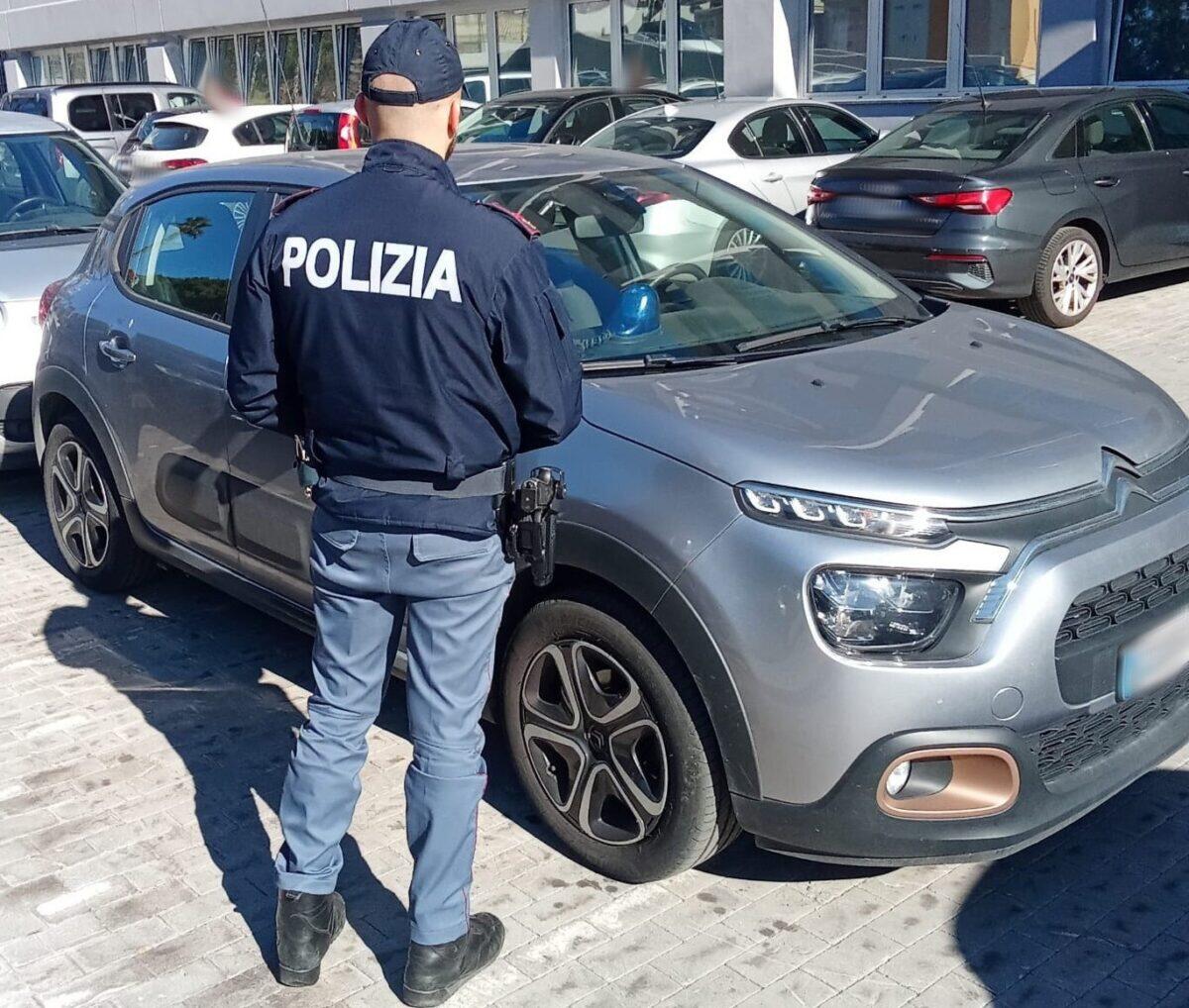 Polizia di Catania ferma un pregiudicato con lampeggiante contraffatto in auto - 