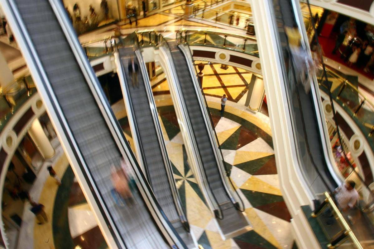 Roma, rapina in gioielleria del centro commerciale Euroma2: irruzione con picconi e fumogeni - 