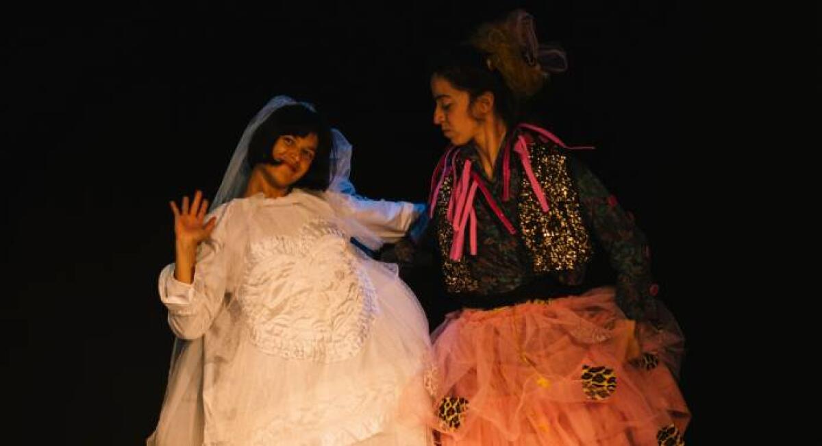 Anapoda: Uno Spettacolo che Capovolge la Realtà al Piccolo Teatro Patafisico - 