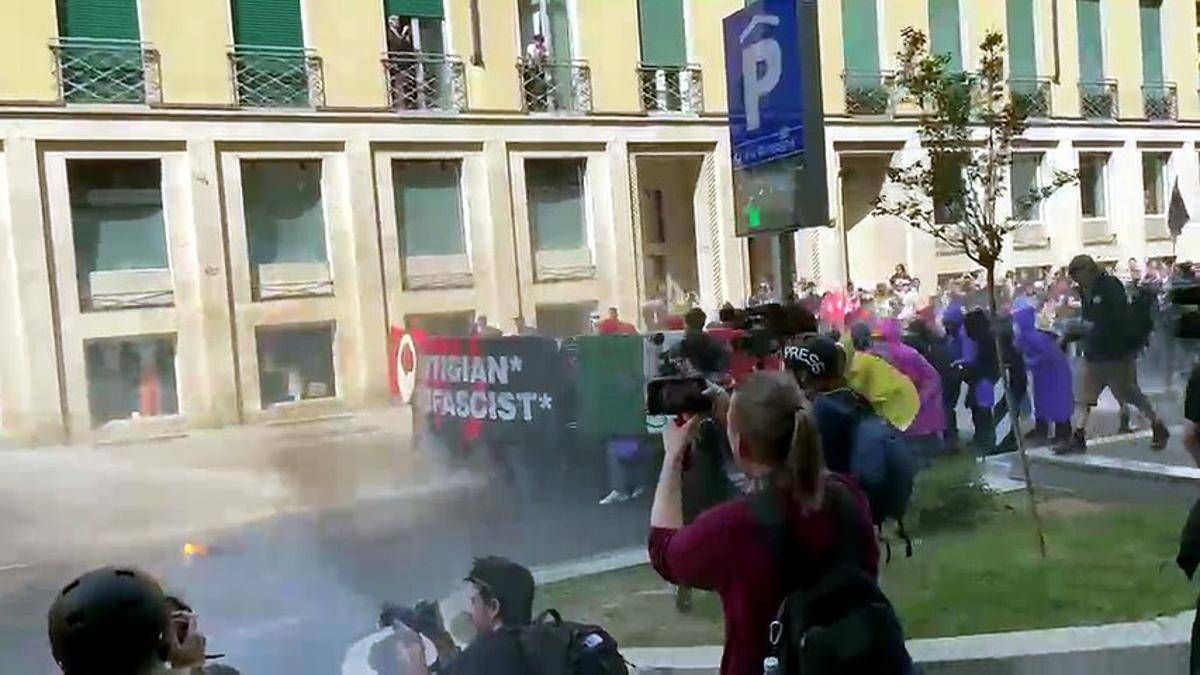 Milano, tensioni a corteo antagonisti: idranti contro manifestanti - 