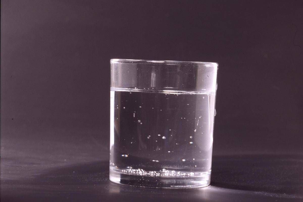 Bere acqua calda al mattino o alla sera? I consigli dell'esperto - 