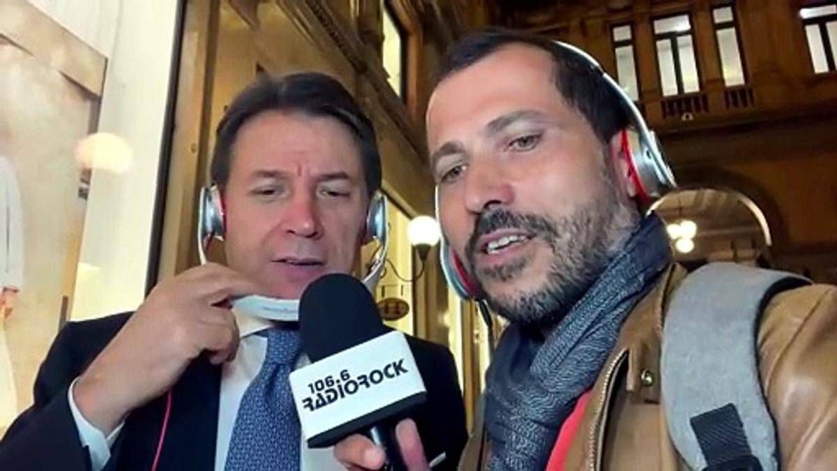 Giuseppe Conte canta 'Via del Campo' di Fabrizio De André e dichiara: "Dal campo largo nasceranno frutti copiosi" - 